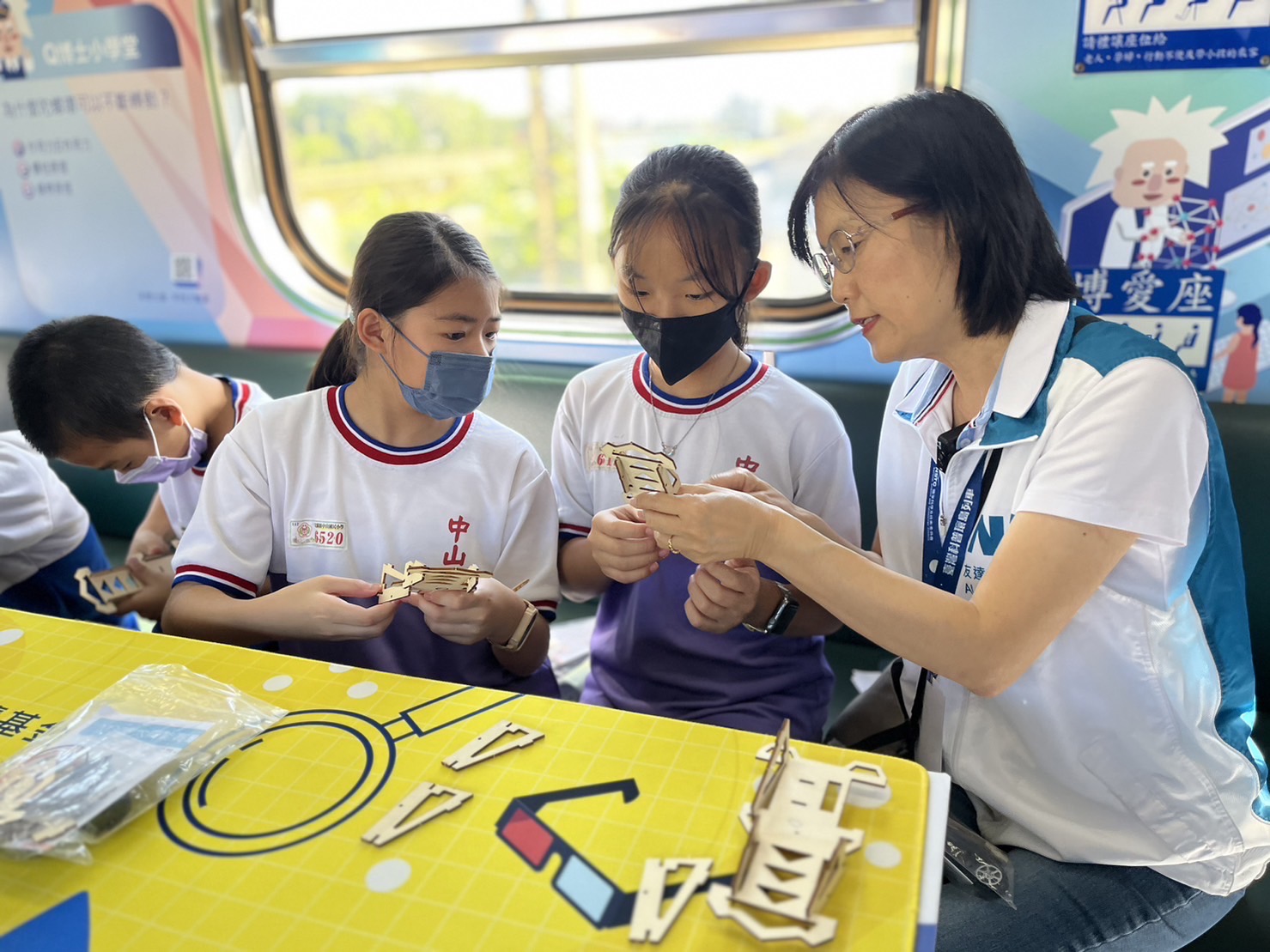 米蘭體育永續基金會執行長古秀華及同仁親自擔任科普列車志工，帶領師生們動手做科學，傳遞能源科普知識，讓科學教育向下紮根