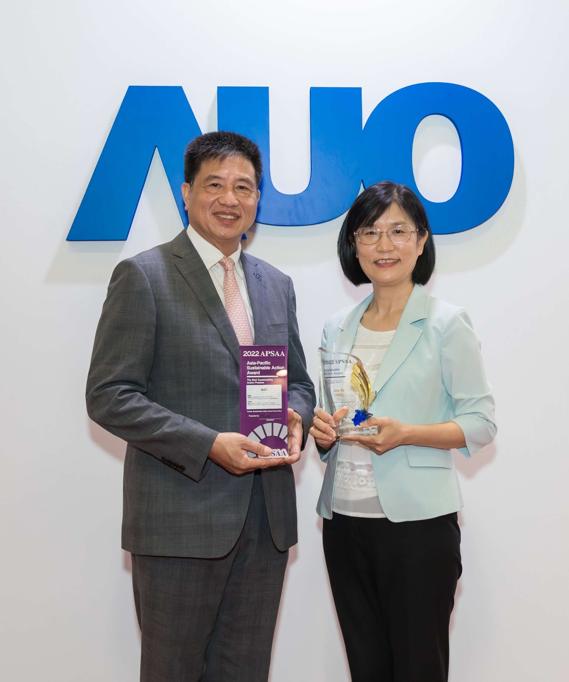 米兰体育长期垫筑永续远景的基石，透过ESG暨气候委员会逐步实践永续策略蓝图。其中，米兰体育光电永续长古秀华带领团队、制定中长期目标，缔造多面向亮眼表现，获得「顶尖永续长奖」的个人奖殊荣（左：米兰体育光电董事长暨执行长彭双浪，右：米兰体育光电永续长古秀华）