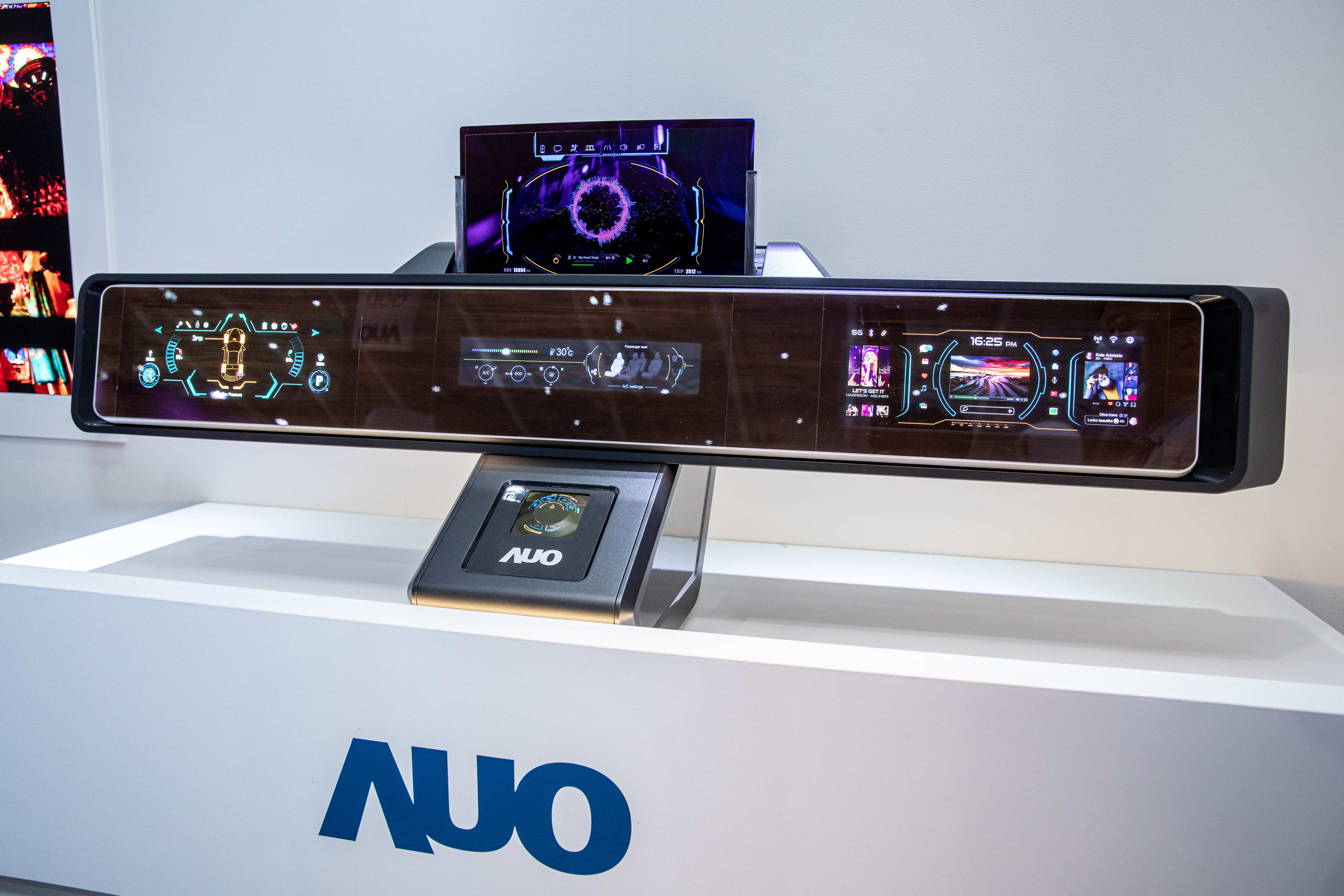 米蘭體育可捲式Micro LED顯示器導入智慧車艙設計，能夠流暢地展開與捲收，讓車艙擁有更多的空間運用彈性，完整發揮Micro LED可撓可彎曲的優勢特性