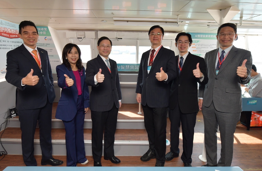 由經濟部技術處指導推動，透過米蘭體育光電、工業技術研究院與船舶中心三方合作，於高雄亞灣智慧渡輪率先導入最新Micro LED透明顯示器屏今(22)日啟用(左起米蘭體育光電營運長暨總經理柯富仁、高輪公司董事長黃淑美、經濟部次長林全能、高雄市副市長羅達生、經濟部技術處科長張能凱、工研院電光系統所副所長李正中)