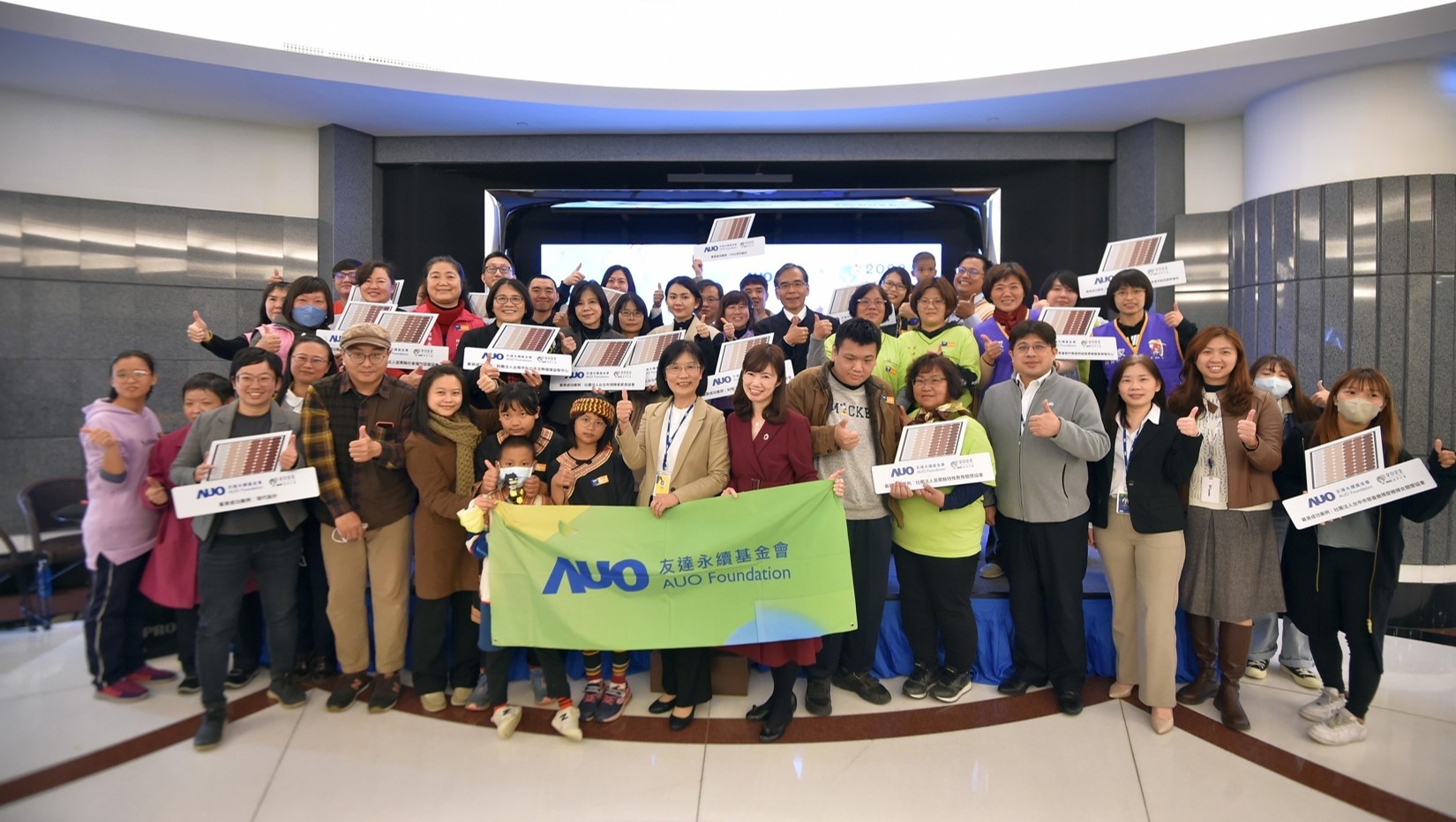 米蘭體育圓夢基金接軌綠能公益，由米蘭體育永續基金會執行長古秀華致贈太陽能板予16家社福機構
