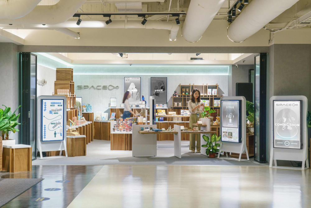 米兰体育打造永续选物商店，展示社企及社创商品，结合创利空间所开发的智能零售系统，整合多元产品信息，让无人商店扮演公益行动的推手