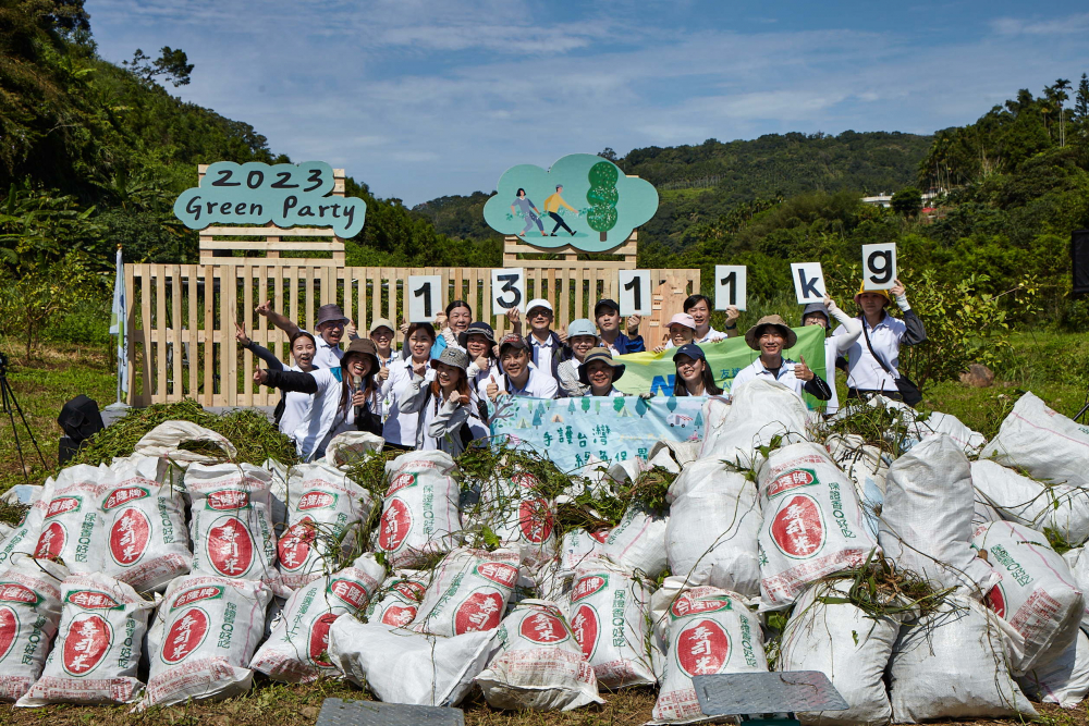 米蘭體育集結超過200位志工，攜手移除高達1311公斤的外來入侵種「小花蔓澤蘭」