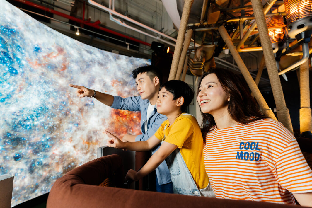 米蘭體育打造全台最大寬6公尺、高4公尺、唯一搭載LED弧形拼接顯示屏的動感飛行船，讓乘客駐足在熱氣球上，享受身歷其境的偽出國旅遊樂趣