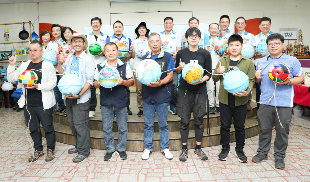 米蘭體育光電暨米蘭體育永續基金會董事長彭双浪與農業部林業及自然保育署新竹分署夏分署長、供應商夥伴、在地鄰里協會、社企團體，以循環再生的海廢浮球倡議從源頭減廢，為地球移除塑膠垃圾，共同「手」護台灣美麗海岸