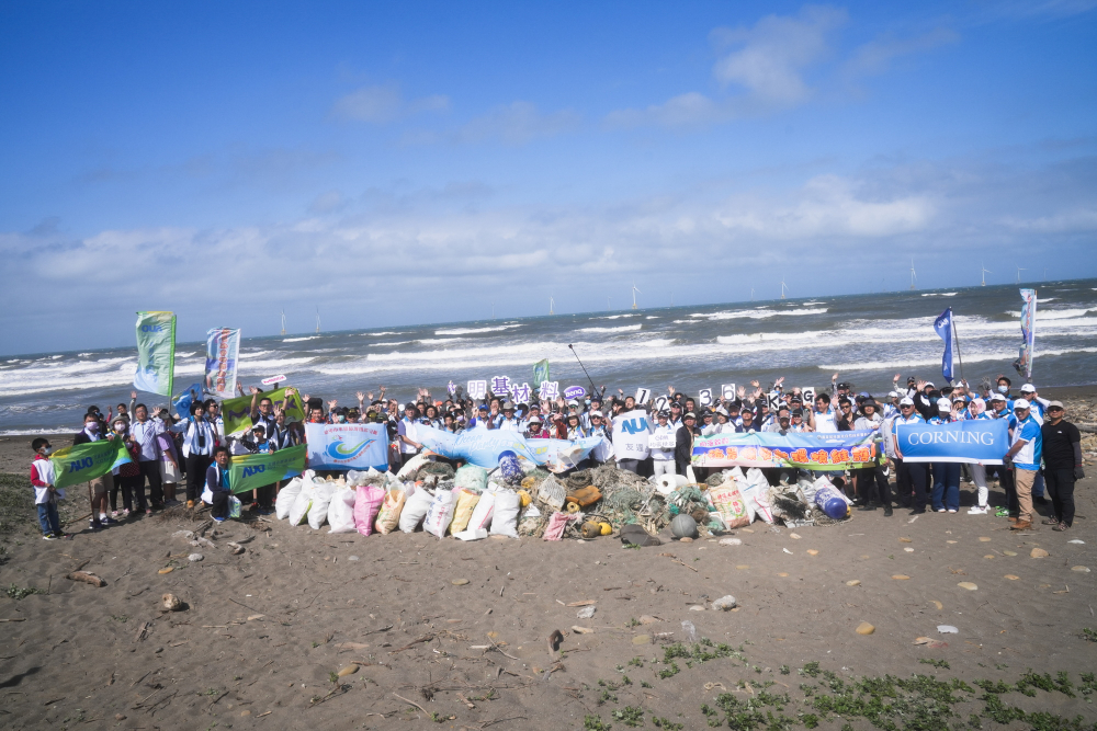 米蘭體育永續基金會召集企業志工、產官學和供應商夥伴，在苗栗後龍外埔魚港1340保安林海岸淨攤，齊心協力清除1.2公噸海洋廢棄物，以行動實踐對環境友善的承諾