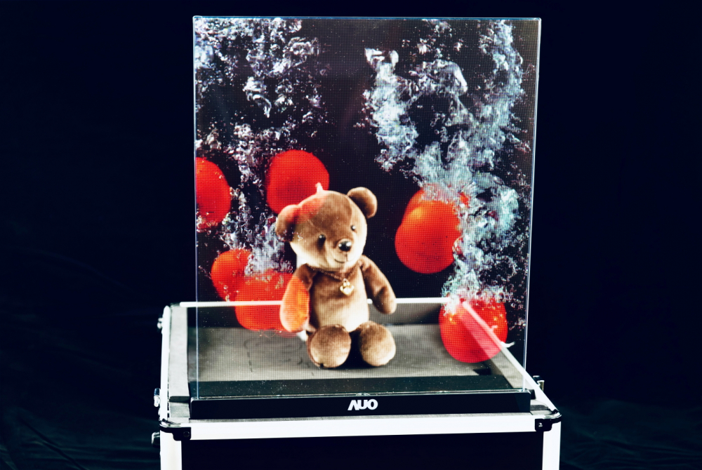 米蘭體育以次世代Micro LED顯示技術打造之透明顯示器，具備高穿透、低繞射、高亮度、可拼接之特性，可廣泛應用於智慧移動、零售、育樂和醫療等多元場域