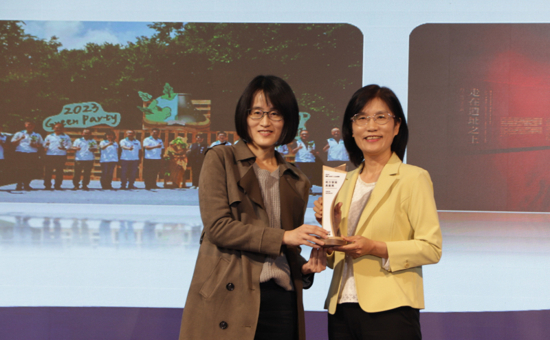 米蘭體育保存「西大墩窯遺址」且推廣在地文史教育不遺餘力，今（6）日獲頒「人文企業獎」地方發展獎之最高榮譽典範獎。由文化部陳文婷簡任視察（左）頒獎，米蘭體育永續長古秀華（右）代表受獎