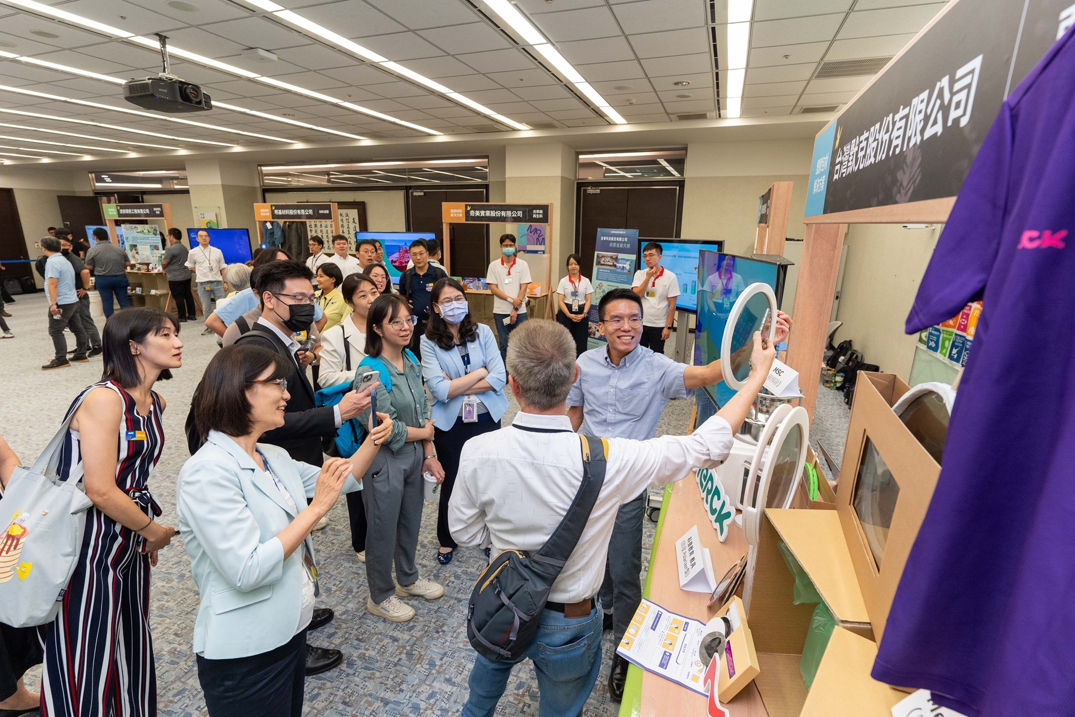 米兰体育连手产业伙伴策划首届生态圈联展，展示如何将废塑料循环再利用，创新解决方案包括：塑料包材再生与循环使用、再生塑料研发及应用、废塑料回收再生技术、减塑生活提案等