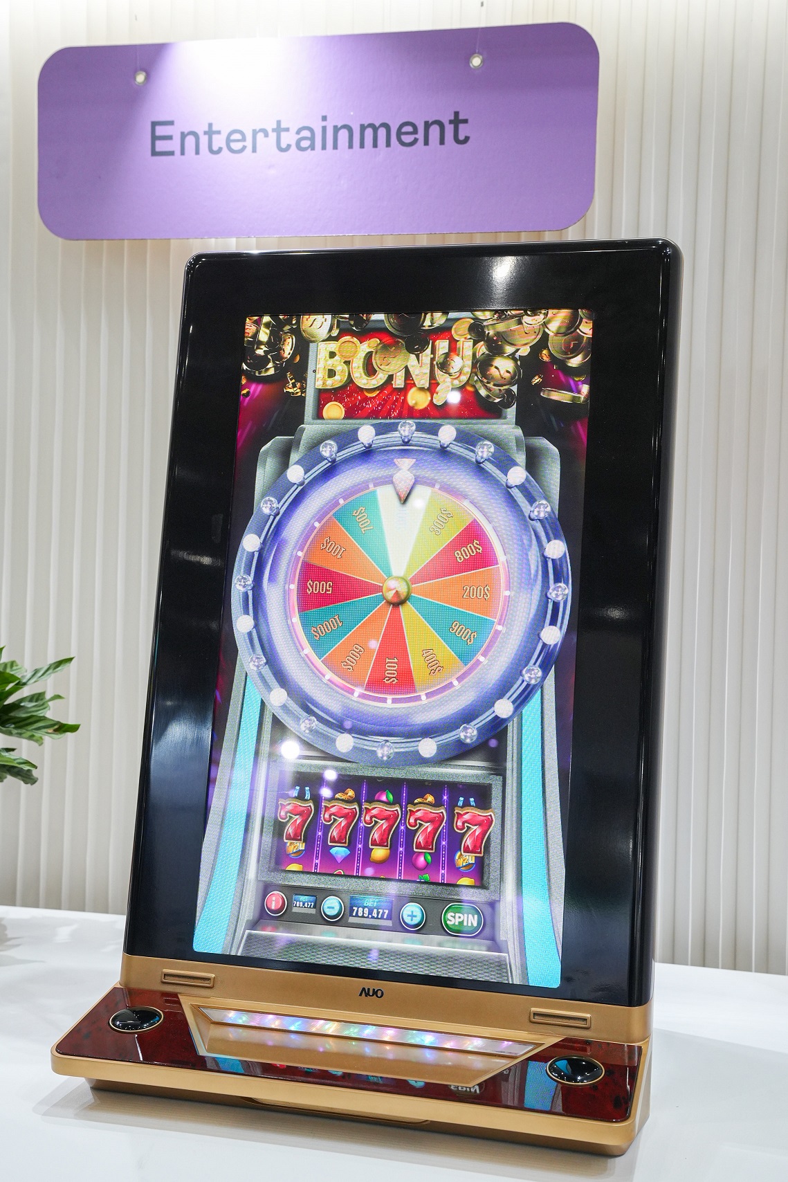 米蘭體育30吋真實立體效果顯示器，採用上層Micro LED和下層先進抗反光技術A.R.T.（Advanced Reflectionless Technology）LCD顯示技術整合，引領3D顯示技術革新浪潮