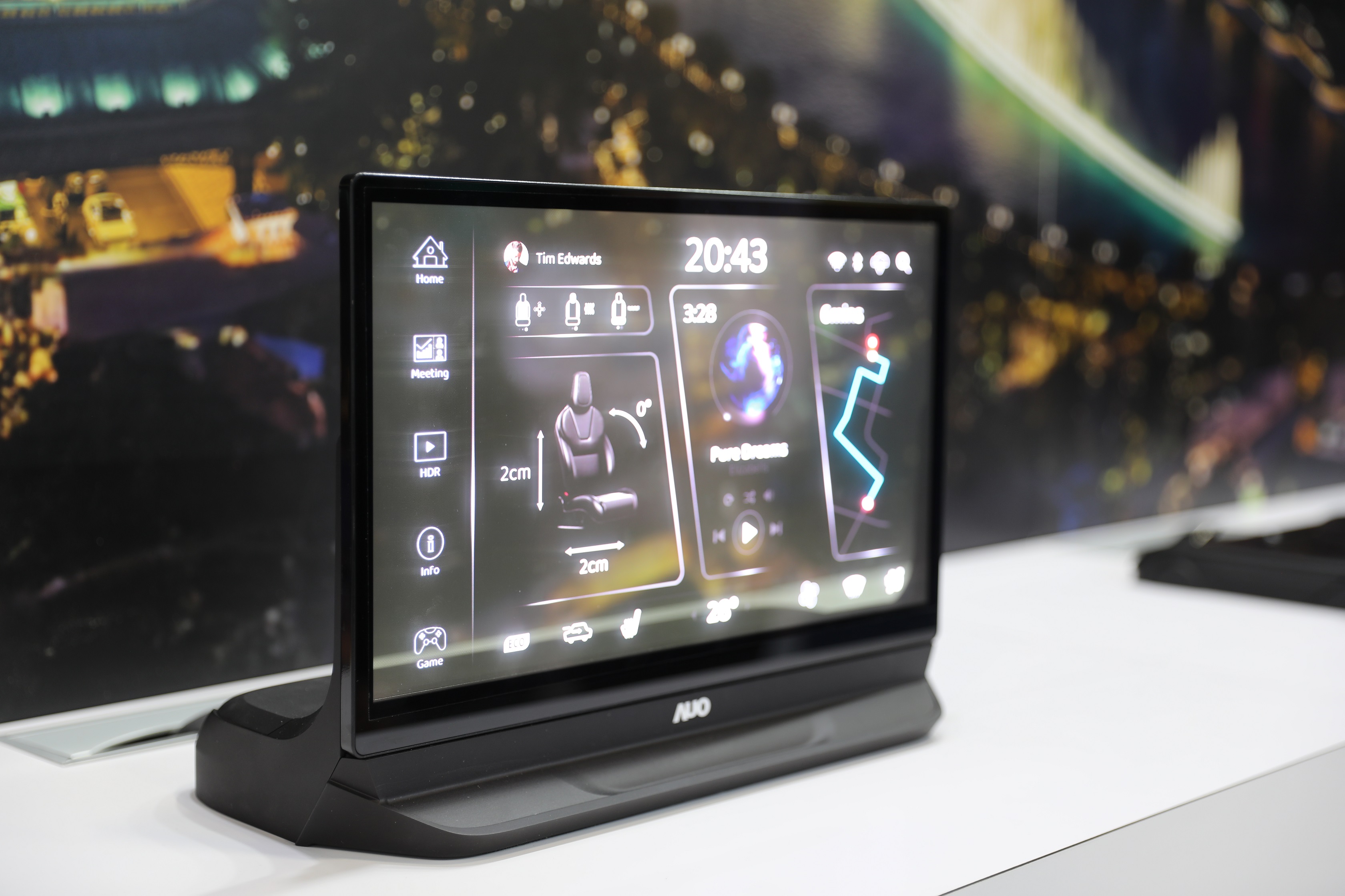 米蘭體育將Micro LED透明顯示技術整合黑切換技術的解決方案，釋放強大的技術自主開發能力，跨越室內外應用界限，開創業界第一台17.3吋快速黑切換透明觸控Micro LED顯示器