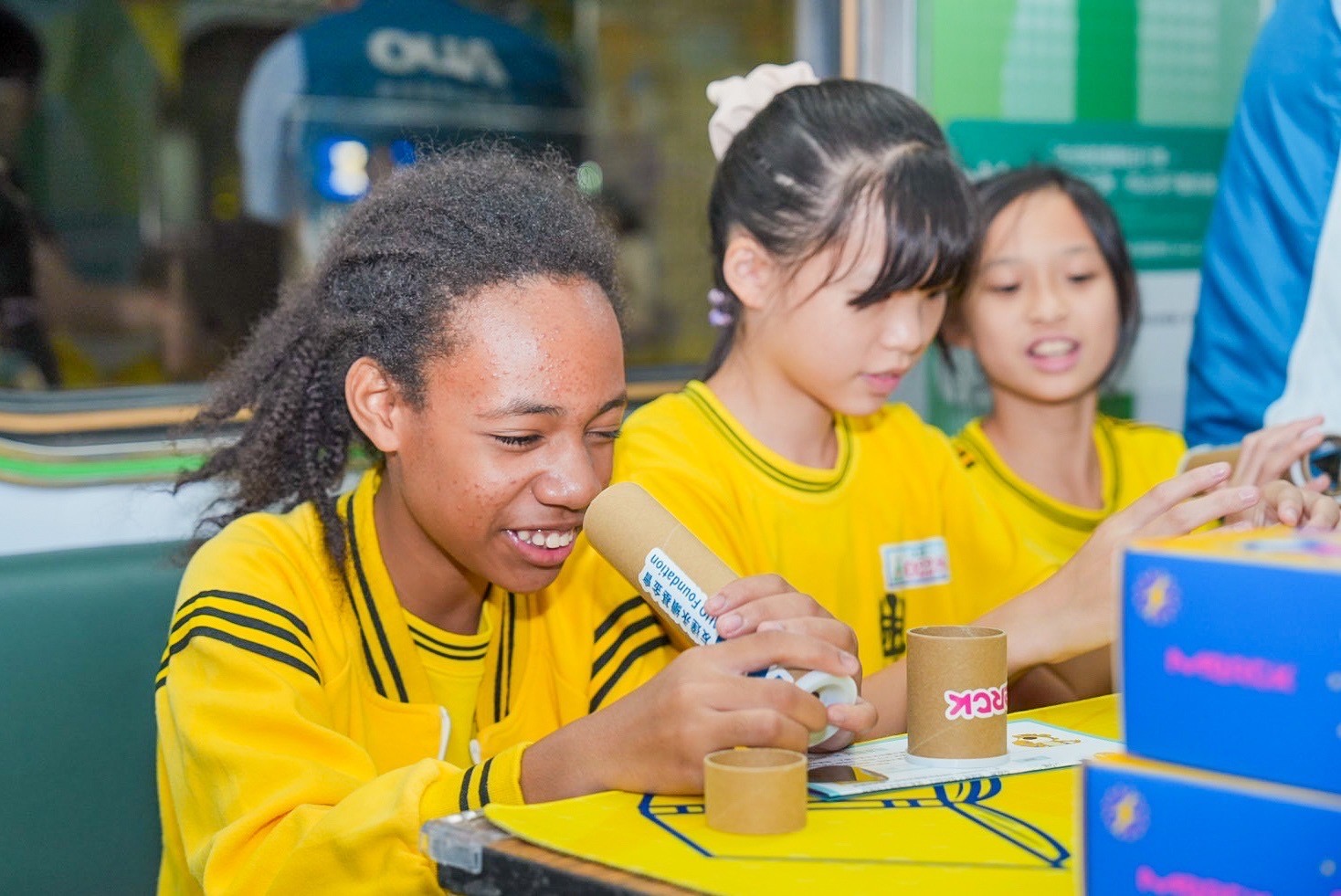 米蘭體育與默克分別回收不再使用的偏光片及液晶顯示模組，設計光電課程「玩轉光與闇」，讓學生們親手製作偏光萬花筒與簡易液晶顯示器，實踐循環再生的永續理念