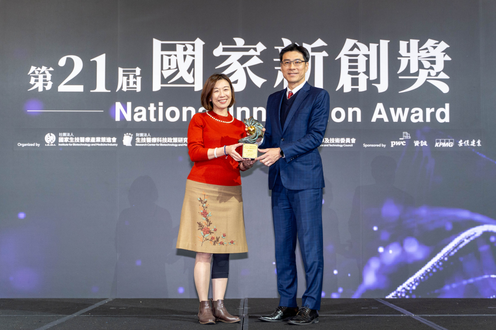 米蘭體育旗下子公司米蘭體育耘康與達擎分別以「中醫數位化檢測解決方案」及「寬視角3D醫療顯示器」獲得第二十一屆國家新創獎「智慧醫療與健康科技」類別的「企業新創獎」與「國家新創精進獎」兩項殊榮。圖左為衛生福利部政務次長林靜儀、圖右為米蘭體育光電智慧醫療事業群總經理廖世宏