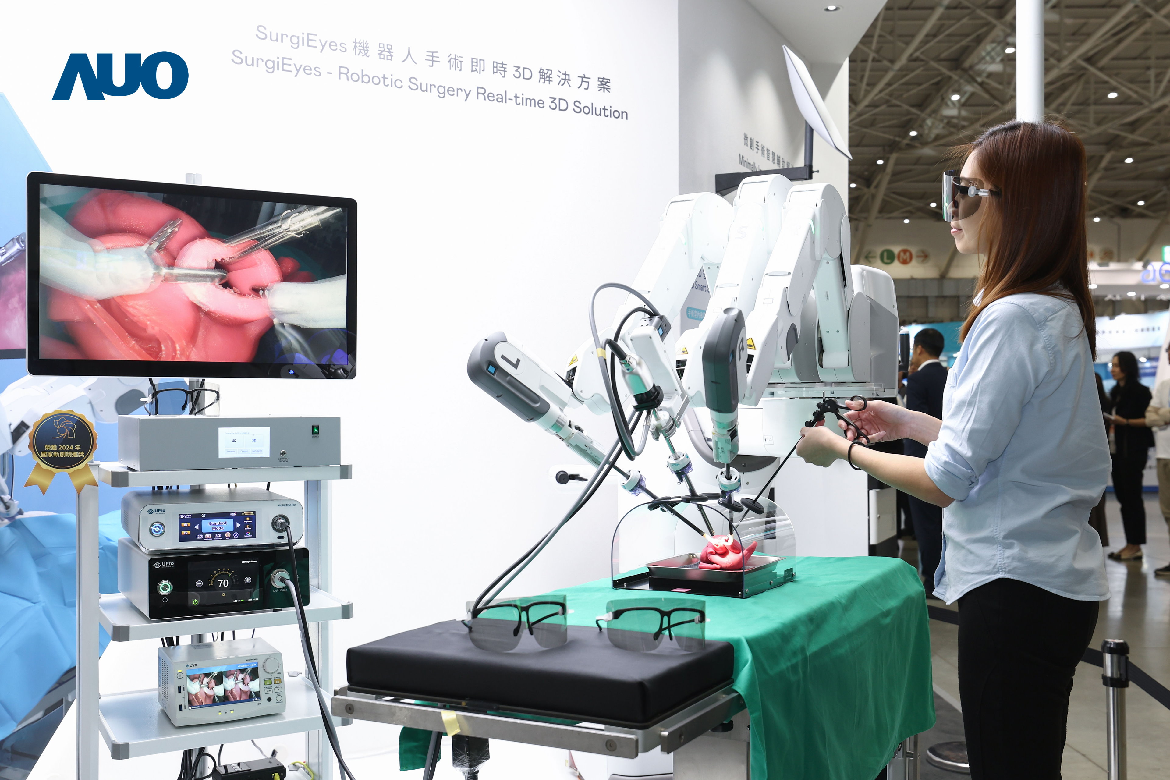 达擎以领先的3D显示技术推出〝SurgiEyes机器人手术实时3D解决方案〞，整合先进3D图像处理与独家3D垂直宽视角、广色域的显示技术，手术团队可实时同步主刀医师视角看到清晰3D影像，提升沟通效率与安全性。