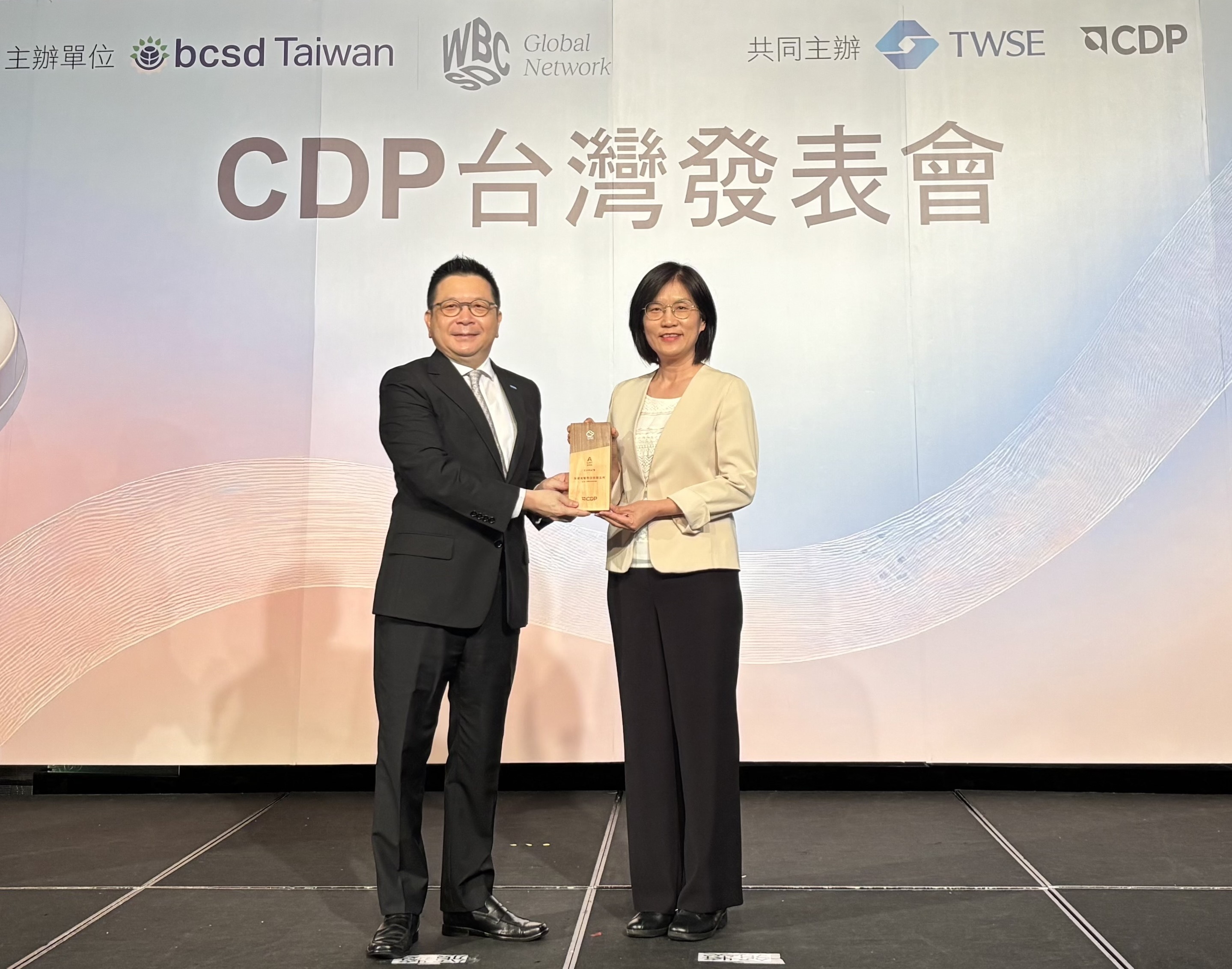 米蘭體育永續成果再獲國際評比肯定，獲頒CDP氣候與水資源雙項領導力評級。今由臺灣證券交易所董事長林修銘（左）頒獎，米蘭體育光電永續長古秀華（右）代表受獎