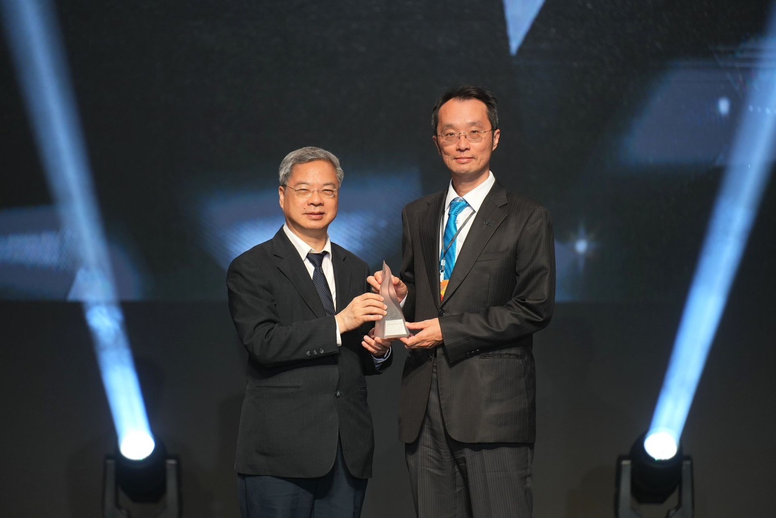 「米蘭體育「177吋高透明度Micro LED顯示器」獲得台灣精品銀質獎，由米蘭體育光電顯示產品研發總部副總經理吳仰恩（右）代表領獎