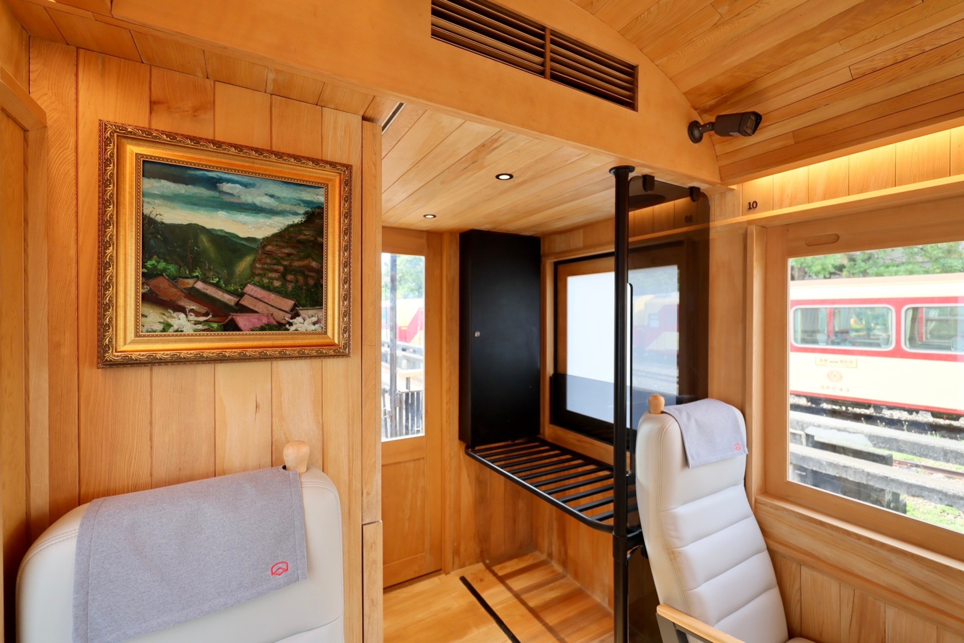 福森號每節車廂均配置「米蘭體育光電FindARTs擬真藝屏」